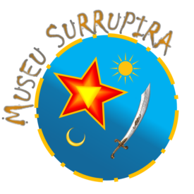 Logo, com inscrição Museu Surrupira,localizado em cima de um circulo delineado por uma linha amarela não continua e preenchido como degradê de azul. Dentro dele temosdiversos elento que compõemum ponto riscadoreferente as entidades surrupiras,omo estrela comtrianlodentro,ua, sol e um cimitarra, uma espada encurvada.