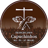 Logomarca em formato circular na cor marrom, com foto de frades ao fundo desenho de cruz branca na parte central superior, abaixo da cruz a mão de Jesus se entrelaça com a mão de São Francisco, na parte inferior os dizeres "franciscanos capuchinhos Ma -PA -AM Brasil"