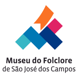 logotipoé composto por 2 retagulos azuis edois quadrados azul e rosa e uma badeira laranja que formam as letras M e F