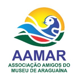 A logo da Associação Amigos do Museu de Araguaína (AAMAR) é uma representação simbólica muito significativa para a história e identidade da cidade. A imagem de uma lontra foi escolhida como o emblema da associação por remeter a um dos primeiros nomes de Araguaína, que inicialmente era conhecida como "Lontra", em referência à abundância desse animal na região. As lontras habitavam os rios e córregos locais, sendo uma presença marcante na fauna do norte de Tocantins. Além disso, a logo incorpora as cores da bandeira de Araguaína, reforçando a conexão com a cidade e seu patrimônio histórico e cultural. As cores representam o orgulho local e a valorização da identidade regional, tornando a imagem da lontra não apenas um símbolo natural, mas também um emblema de pertencimento e preservação da memória. A escolha da lontra na logo da AAMAR reflete a missão da associação em resgatar e valorizar a história da cidade, ao mesmo tempo em que promove a conscientização sobre a importância de preservar a fauna e a cultura locais. O uso das cores da bandeira reforça esse vínculo com a comunidade e destaca o compromisso da AAMAR com a preservação do patrimônio histórico e cultural de Araguaína.