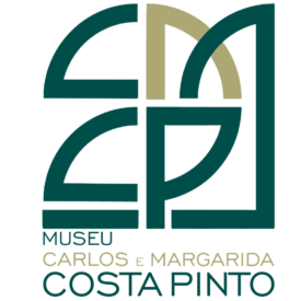 A logomarca do Museu Carlos e Margarida Costa Pinto traz as iniciais CMCP em tipologia moderna evocando o estilo art déco,em tons de verde escuro e metade da letra M em verde claro. Abaixo das iniciais, nos mesmos tons a legenda "Museu Carlos e Margarida Costa Pinto".