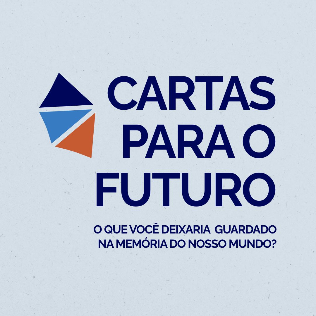 "Cartaz com fundo azul claro. À esquerda, há um ícone composto por três formas triangulares nas cores azul escuro, azul claro e laranja. À direita, em letras maiúsculas e azul escuro, está escrito: 'Cartas para o Futuro'. Abaixo, em fonte menor, lê-se: 'O que você deixaria guardado na memória do nosso mundo?'