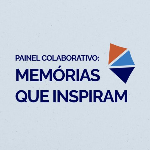 Cartaz com fundo azul claro e o texto centralizado em letras maiúsculas: 'Painel Colaborativo: Memórias que Inspiram'. À direita do texto, há um ícone formado por três triângulos que se sobrepõem, nas cores laranja, azul claro e azul escuro.