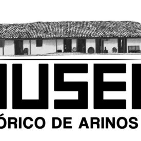 Imóvel remanescente das três primeiras casas do antigo arraial Barra da Vaca, local onde morou o senhor Crispim Santana e onde o povo reunia antes da construção da capela para realizar suas orações e votos eucarísticos de eucaristia, crisma, casamento dentre outros. O local também foi sede de um dos primeiros comércios do povoado. Sua construção provavelmente se deu ainda no século XIX e conserva características específicas dos edifícios do período imperial. Bem imóvel de estilo eclético, situado na região central do município, circundado pela Igreja Matriz, a Biblioteca Pública Municipal e diversas construções residenciais.