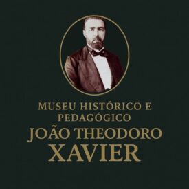 Instalado no Centro Cultural de Mogi Mirim, o Museu Histórico e Pedagógico João Theodoro Xavier é um espaço dedicado à preservação da memória e à valorização da identidade do município. Seu nome homenageia João Theodoro Xavier, ilustre mogimiriano que exerceu o cargo de presidente da Província de São Paulo no século XIX, sendo uma figura fundamental para o avanço da urbanização e do desenvolvimento do estado. Com um acervo cuidadosamente organizado, o museu oferece ao público uma verdadeira viagem no tempo. São peças que vão desde artefatos indígenas, como a igaçaba – o item mais antigo do museu –, até objetos do cotidiano dos séculos XIX e XX, como móveis, utensílios, artigos religiosos, vestimentas e equipamentos que mostram a evolução tecnológica, como rádios, televisores e telefones antigos. Um dos destaques é a carruagem do século XIX, que impressiona visitantes de todas as idades. Outro tesouro do museu é a hemeroteca, que reúne uma valiosa coleção de jornais antigos, com edições que remontam a 1883. Esses documentos preservam o registro vivo da história mogimiriana, sendo fonte indispensável para pesquisadores, educadores e estudantes. Por meio das páginas amareladas do tempo, é possível compreender as transformações políticas, sociais e culturais que moldaram a cidade. Mais do que guardar objetos do passado, o Museu João Theodoro Xavier cumpre um papel essencial: manter viva a história de Mogi Mirim. Suas exposições permanentes e temporárias abordam temas como a escravidão, os povos originários, a imigração, a agricultura e a Revolução de 1932, sempre com linguagem acessível e olhar pedagógico. O espaço recebe escolas, grupos de pesquisa e visitantes em geral, promovendo atividades educativas e culturais que reforçam a conexão entre passado e presente. Visitar o museu é mergulhar nas raízes de Mogi Mirim e reconhecer a importância de preservar a memória coletiva para as futuras gerações.