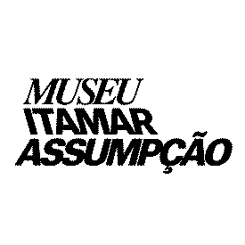 Logotipo em preto sobre fundo branco com a inscrição ‘MUSEU ITAMAR ASSUMPÇÃO’. A palavra ‘MUSEU’ aparece em fonte serifada e elegante na parte superior, enquanto ‘ITAMAR ASSUMPÇÃO’ ocupa o centro e a parte inferior em letras grandes, robustas e inclinadas, criando uma composição gráfica forte e moderna.