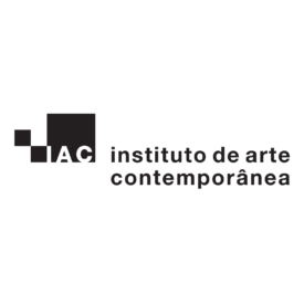 Logotipo do Instituto de Arte Contemporânea (IAC) em preto e branco. À esquerda, há um ícone geométrico composto por quadrados pretos e brancos que se intercalam, formando um padrão de mosaico ou pixelado. As letras "IAC" aparecem em branco, sobrepostas aos quadrados pretos. À direita do ícone, o nome "instituto de arte contemporânea" está escrito em letras minúsculas, distribuído em duas linhas, utilizando uma fonte sem serifa, moderna e de fácil leitura.