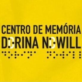 Logotipo do Centro de Memória Dorina Nowill sobre fundo amarelo. O nome “Centro de Memória Dorina Nowill” aparece em letras maiúsculas. As letras “D” de “Dorina” e “Nowill” são estilizadas em branco, com pontos que remetem ao sistema Braille. Abaixo do nome, há a representação da escrita em Braille correspondente ao nome Dorina Nowill.