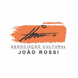 Logotipo com pincelada de tinta laranja ao fundo e assinatura do artista por cima em preto. Abaixo do desenho está escrito Associação Cultural João Rossi.