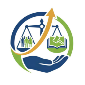 A imagem apresenta uma logo circular e estilizada sobre fundo branco, composta pelas cores azul-escuro, verde e amarelo-ouro. Na base do desenho, uma mão azul-escuro aberta para cima serve de apoio para os demais elementos. A partir da mão, uma faixa em arco na cor amarelo-ouro cruza a imagem em diagonal ascendente, terminando como uma seta apontada para o alto e para a direita. Duas faixas em formato de arco envolvem as laterais da composição, sendo a da esquerda na cor azul-escuro e a da direita na cor verde. No centro, destaca-se uma balança da justiça azul-escuro: o prato da esquerda carrega pictogramas de um grupo de pessoas nas cores azul e verde, enquanto o prato da direita exibe um livro aberto verde com a silhueta de um martelo do judiciário em branco.
