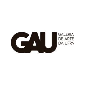 Audiodescrição da imagem: Logomarca centralizada sobre fundo cinza-claro. À esquerda, destacam-se as letras maiúsculas “GAU” em fonte espessa e arredondada, na cor marrom-escuro quase preta. As letras estão conectadas visualmente, formando um bloco gráfico compacto. À direita da letra “U”, em alinhamento vertical, aparece o texto “GALERIA DE ARTE DA UFPA”, distribuído em quatro linhas, em letras maiúsculas, com fonte fina e elegante na mesma cor escura da sigla. A composição é minimalista, com amplo espaço vazio ao redor da logomarca, reforçando a identidade visual da instituição. Não há outros elementos gráficos, imagens ou molduras. O contraste entre o fundo claro e o logotipo escuro facilita a leitura e a identificação da marca. Texto presente na imagem: “GAU” “GALERIA DE ARTE DA UFPA” Fim da audiodescrição.