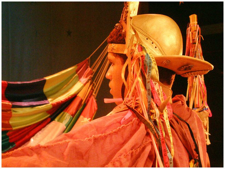 O Balé Popular de Alcantil, sediado no município de Alcantil, na Paraíba, é um renomado grupo de dança fundado em 1997 com o objetivo de divulgar e preservar as tradições nordestinas. Parceiro do Centro Cultural Meninos de Alcantil (ONG criada em 2000), o grupo se consolidou como uma importante iniciativa de formação cultural e cidadã, utilizando a dança para resgatar manifestações regionais.
