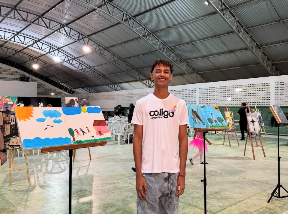 A exposição "Senso do Self", apresentada pelo artista e educador Leonardo Vicente, reúne obras em óleo sobre tela desenvolvidas pelos usuários do Centro de Atenção Psicossocial (CAPS) de Alcantil - PB. A mostra faz parte das celebrações culturais do município, como as comemorações de emancipação política, e destaca o papel da arte como um instrumento fundamental de inclusão e reabilitação psicossocial