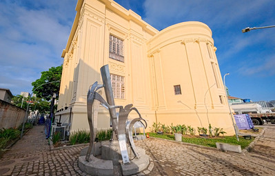 Em primeiro plano monumento Lembrar Para Aprender, do artista Danilo Andrade Freitas, e em segundo plano o prédio do Centro Cultural do Ministério da Saúde.