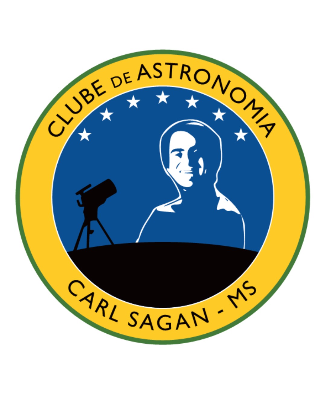 Imagem circular, com a imagem de Carl Sagan (busto) em transparência sobre o céu azul; à direita imagem preta de um telescópio sobre o chão preto; 7 estrelas brancas enfileiradas, no topo. Uma moldura amarela circular, com uma linha fina verde em volta, escrito Clube de Astronomia em cima e Carl Sagan - MS embaixo, na parte amarela.