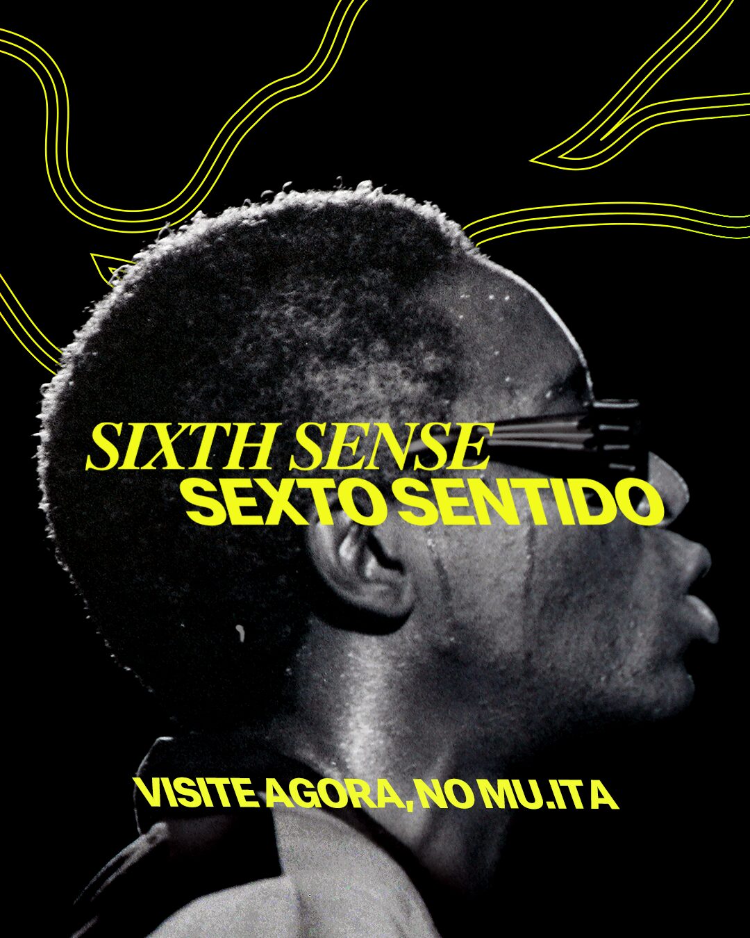 Cartaz em preto e branco com fotografia lateral de Itamar Assumpção usando óculos escuros, ocupando quase toda a composição. Sobre a imagem, em amarelo vibrante, aparecem os textos “SIXTH SENSE” e “SEXTO SENTIDO”. Na parte inferior, lê-se “VISITE AGORA, NO MU.ITA”. O fundo preto é atravessado por linhas curvas amarelas, criando um visual contemporâneo, gráfico e afrofuturista.
