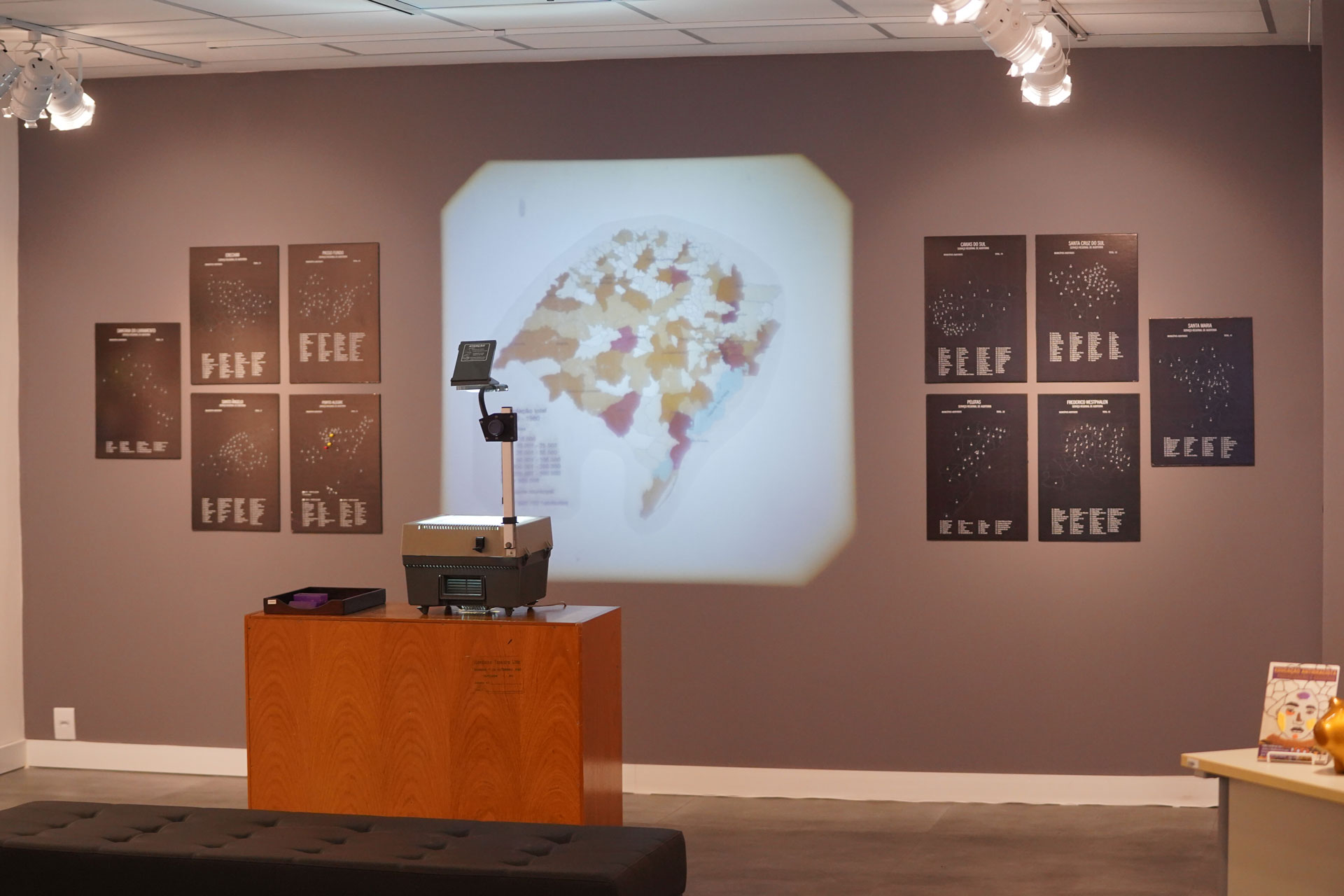 Na exposição, uma área contextualiza a atuação do TCE e mapeia as regiões do estado, segundo sua atuação.