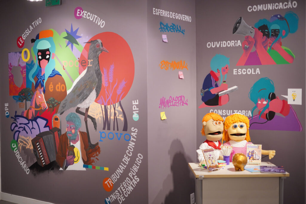A exposição apresenta de forma lúdica e adaptada para as diferentes fases da infância e adolescência, o TCE no contexto dos três poderes e democracia.