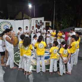 A roda de capoeira é um espaço circular de encontro, onde corpo, música e ancestralidade se manifestam de forma viva. Nela, o berimbau conduz o ritmo e organiza o jogo, enquanto os capoeiristas dialogam por meio de movimentos, expressando respeito, estratégia e coletividade. Mais do que prática corporal, a roda é um território de memória e identidade afro-brasileira. O ofício dos mestres de capoeira é central nesse processo. São eles os guardiões dos saberes, responsáveis pela transmissão oral das tradições, cantigas, toques e fundamentos éticos da capoeira. Seu papel vai além do ensino técnico: envolve formação humana, orientação comunitária e preservação cultural. Reconhecida como Patrimônio Cultural Imaterial da Humanidade pela UNESCO, a capoeira representa uma herança viva, construída na resistência do povo negro no Brasil. Sua salvaguarda depende da continuidade das rodas, do reconhecimento dos mestres e do fortalecimento dos territórios culturais onde ela acontece.