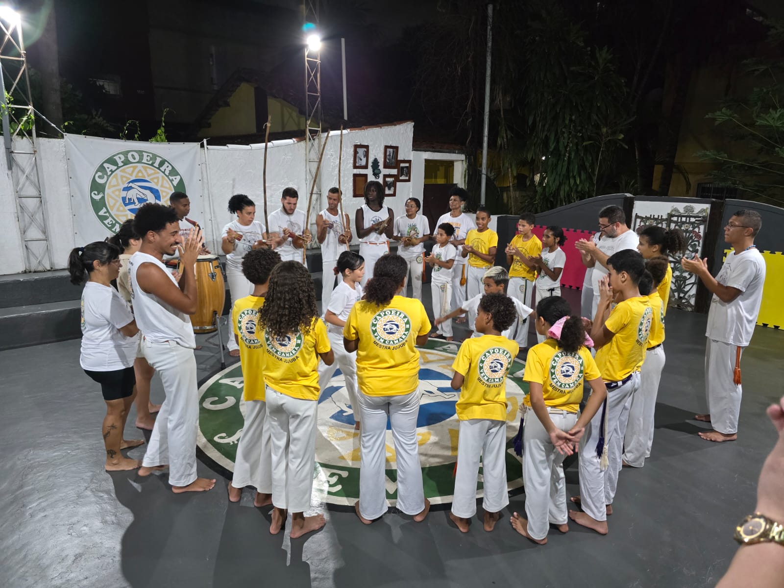 A roda de capoeira é um espaço circular de encontro, onde corpo, música e ancestralidade se manifestam de forma viva. Nela, o berimbau conduz o ritmo e organiza o jogo, enquanto os capoeiristas dialogam por meio de movimentos, expressando respeito, estratégia e coletividade. Mais do que prática corporal, a roda é um território de memória e identidade afro-brasileira. O ofício dos mestres de capoeira é central nesse processo. São eles os guardiões dos saberes, responsáveis pela transmissão oral das tradições, cantigas, toques e fundamentos éticos da capoeira. Seu papel vai além do ensino técnico: envolve formação humana, orientação comunitária e preservação cultural. Reconhecida como Patrimônio Cultural Imaterial da Humanidade pela UNESCO, a capoeira representa uma herança viva, construída na resistência do povo negro no Brasil. Sua salvaguarda depende da continuidade das rodas, do reconhecimento dos mestres e do fortalecimento dos territórios culturais onde ela acontece.