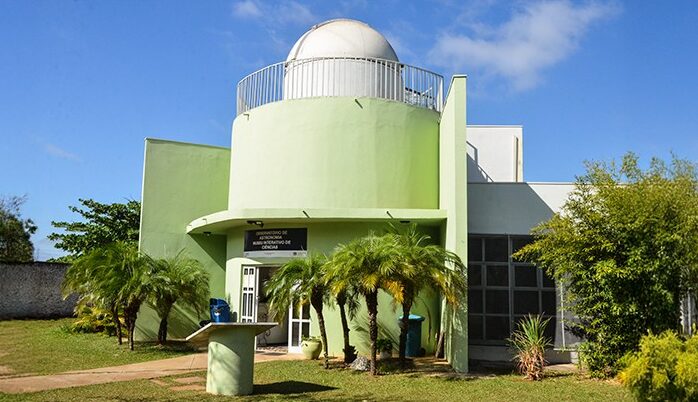 O Espaço de Difusão Científica é um espaço fascinante, repleto de experimentos interativos que permitem a você vivenciar a ciência de forma única. Aqui, cada visita é uma nova oportunidade para aprender, se encantar e experimentar conceitos que vão além dos livros. Nosso objetivo é promover o conhecimento científico de maneira acessível e divertida, proporcionando experiências inesquecíveis para todas as idades.