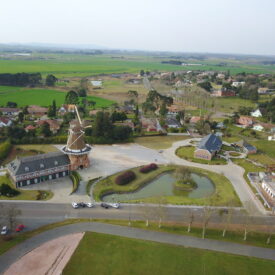 Imagem aérea do Centro Cultural Castrolanda, em primeiro plano prédios do Moinho De Immigrante e Museu Histórico de Castrolanda, ao fundo panorama da Colônia Castrolanda.