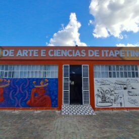 Fachada principal do Museu de Arte e Ciências de Itapetinga com pinturas retratando os povos originários. Autor: Von Robbert