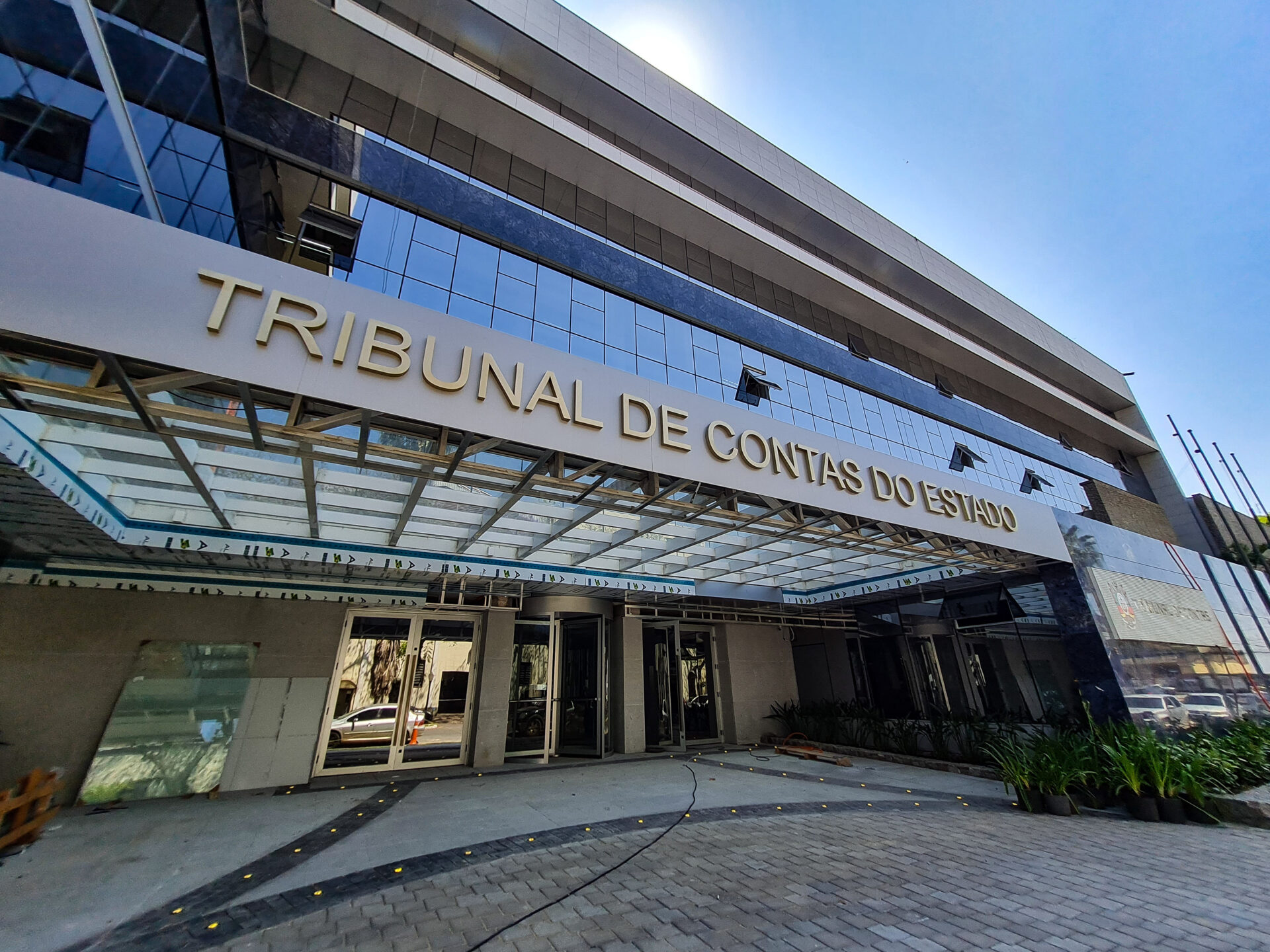 Foto da entrada da Sete do Tribunal de Contas, onde encontra-se o seu Memorial.