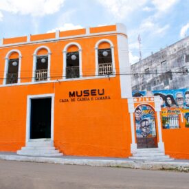O Museu Comunitário Casa de Câmara e Cadeia de Uruburetama é uma instituição cultural essencial que protege, estuda e mostra a identidade do povo de Uruburetama. O espaço funciona como um ponto de encontro com o passado. Ele ensina os moradores e os visitantes a conhecer e amar a história da cidade e região