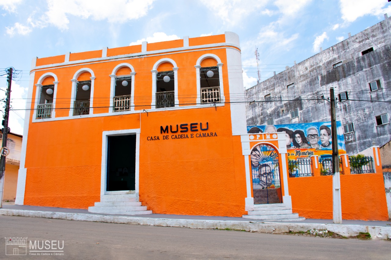 O Museu Comunitário Casa de Câmara e Cadeia de Uruburetama é uma instituição cultural essencial que protege, estuda e mostra a identidade do povo de Uruburetama. O espaço funciona como um ponto de encontro com o passado. Ele ensina os moradores e os visitantes a conhecer e amar a história da cidade e região