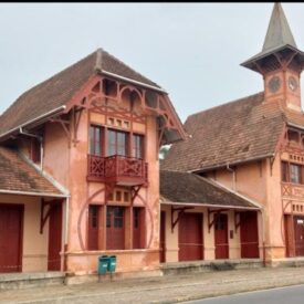 Antiga Estação Ferroviária de Joinville. Inaugurada em 1906 e tombada pelo IPHAM em 1996 e também pelo estado e município como espaço de memória e cultura. Foi entregue a população como opção de espaço cultural em 2008 com exposições relacionadas a ferrovia, trem e estação. Desenvolve trabalho de educação patrimonial com escolas públicas e privadas de Joinville e região. Recebe públicos escolares, espontâneos e turistas nacionais e internacionais. Recebe eventos da cidade em seu complexo cultural de dois prédios: Armazém de Cargas e Memorial como também em suas praças do entorno e palcos externos.