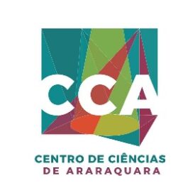 Logotipo do Centro de Ciências de Araraquara. No fundo apresenta um mosaico com as cores verde, vermelho, roxa em diferentes tons. No meio do mosaico está escrito em branco CCA e abaixo do Logo escrito em verde e vermelho Centro de Ciências de Araraquara