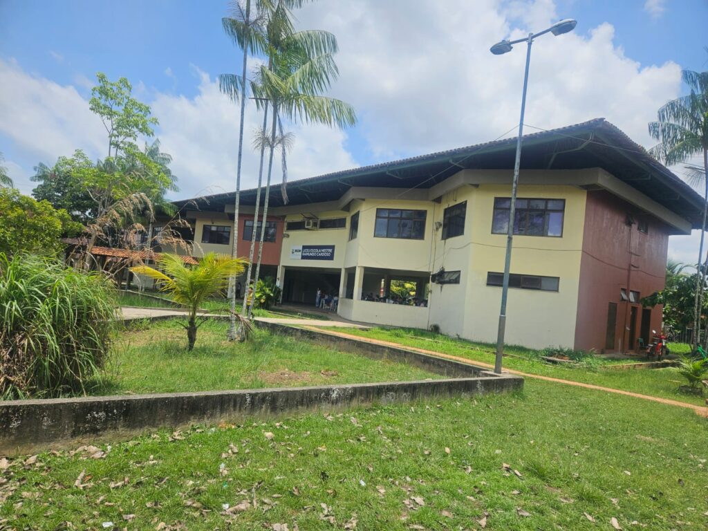 Escola Municipal Mestre Raimundo Cardoso (1996), localizado no Paracuri, no distrito de Icoaraci - Uma educação que valoriza a cultura local.