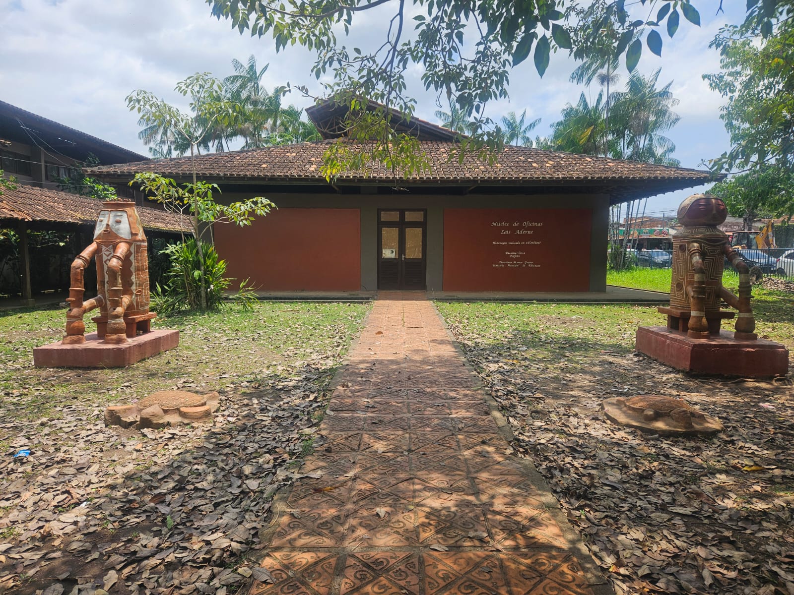 A Galeria Laís Aderne é um espaço de exposição de artes, localizada no Núcleo de Oficinas/Liceu Escola Mestre Raimundo Cardoso (1996). Em 2025, acolheu o Núcleo de Arte, Cultura e Educação (NACE/SEMEC) localizados no Distrito de Icoaraci, Belém/PA. No entanto, em 2026, o Núcleo de Artes retornou à Gestão do Liceu Mestre Raimundo. O Núcleo é constituído de salas de (administração, exposição permanente, exposição temporária, reserva técnica, sala de música, gastronomia, dança, cerâmica e banheiros/estudantes e servidores). Esses espaços, destinam-se especialmente aos estudantes, educadores, comunidades locais, e demais interessados.