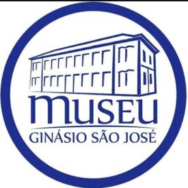 O Museu Ginásio São José foi erigido a partir de um referencial, o Educandário Gymnásio São José, fundado por José Januário Carneiro, em 1905. O casarão que abriga o Museu foi construído em 1862, e seu surgimento está intimamente ligado à história de Ubá e região. É por esta razão, que se constitui como importante patrimônio histórico-cultural e espaço da memória. Cadastrado junto ao IBRAM na categoria de Museu Histórico, construiu na relação com o antigo Educandário, um espaço destinado à memória, história, arquitetura e desenvolvimento criativo. Por intermédio de pesquisas, avançou no conhecimento relativo às ciências e aos estudos da mesorregião da Zona da Mata Mineira. A modernização do Museu, foi um processo longo, desenvolvido em etapas, e dialogou com ações de pesquisa, recuperação e conservação do acervo, reparos para manutenção e segurança do prédio, ampliação dos meios de comunicação social, execução de oficinas de arte-educação, e envolveu exercício constante de criatividade para a construção das salas expositivas. A museografia planejada para mediar o acervo do Museu Ginásio São José, comunica ao público o cenário vivo da antiga instituição de ensino e dos povos que ocupam e que ocuparam estas terras, desde seus primórdios. Os espaços museológicos se propõem a refletir a história e a memória pulsante da região, e foram criados para despertar no público possibilidades de novos olhares e interlocuções, que estimulem a reflexão. A partir da sensibilidade de cada um, nos propomos a catalisar os processos de tomada de consciência e estimular relações com o patrimônio material, imaterial e com a diversidade cultural presentes na Zona da Mata Mineira. Na condição de Pontão de Cultura, e abrigando ainda o Centro de Pesquisa dos Povos da Mata, o Museu Ginásio São José possui um caráter complexo de funcionamento social, cultural, ambiental, acadêmico e turístico. O Museu é de vocês!!! Moema de Souza Carneiro Gestora do Museu Ginásio São José