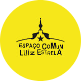 Logo do Espaço Comum Luiz Estrela. Nele se apresenta o nome do espaço junto de um elemento decorativo da fachada em círculo amarelo.