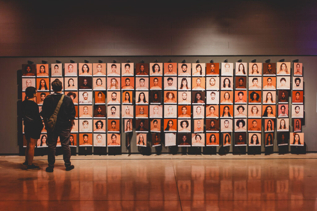 Painéis com fotos de pessoas de várias cores de pele.