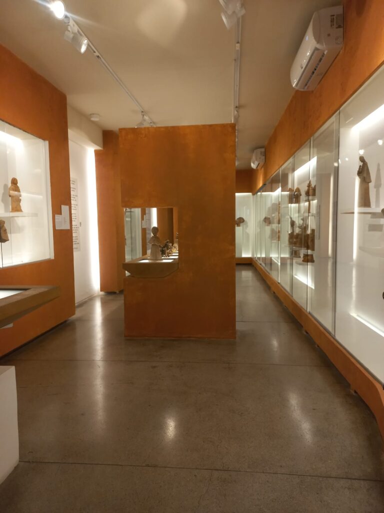 Sala expositora do Museu de Arte Popular Recife