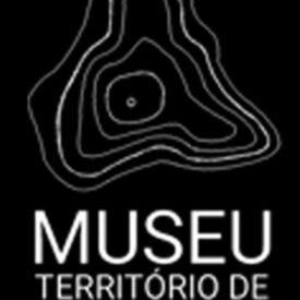 O Museu Comunitário do Território de Sapupara – MCTS é um museu a céu aberto, localizado no distrito de Sapupara, município de Maranguape, região metropolitana de Fortaleza, Ceará. A constituição desse movimento deu-se a partir da junção de moradores desta localidade com o intuito de fomentar a educação patrimonial e o direito à história e à memória. Escolhendo o inventário participativo como método de conhecimento e registro dos bens culturais deste território, sendo construído a muitas mãos. O núcleo do MCTS é responsável por pesquisas e inventários que envolvem a constituição deste equipamento museal. Busca, desde o seu princípio (2016), pensar e escrever a História vista a partir dos de baixo (THOMPSON,2001) tendo a oralidade como principal fonte e articulação entre presente e passado, e nos troncos velhos referência do que somos, fomos e o que ainda seremos. Compreendemos o território como um espaço museal, quando sua potência viva transborda as estruturas tradicionais de um museu tido como oficial, em quatro paredes. Pois, todo o território tem memória e História. Esse mesmo grupo de moradores, em 2016 decidiu ocupar o antigo prédio da lavanderia pública de Sapupara, a fim de que o equipamento tornasse o museu da comunidade, sendo esse o marco inicial do movimento. Entretanto, sujeitos oriundos de uma família abastada, desde os tempos coloniais, reivindicaram o prédio como pertencente a eles e com o uso da força colocaram ao chão, literalmente, esse sonho. Com tal atitude, decidimos que não iríamos desistir do museu comunitário, ao invés, agora todo o território seria o museu da comunidade, um museu de território, um museu vivo, abrangendo as perspectivas, buscando fomentar o turismo comunitário e a geração de emprego e renda. Nesse percurso, tivemos e temos vários momentos para inventariar bens culturais de Sapupara. Ainda em 2016 começamos o primeiro inventário construído especificamente sobre as trabalhadoras da lavanderia e o cotidiano nesse espaço, entrevistamos Dona Mariinha e Dona Irimar, das que ainda estavam em vida. Desde esse período estamos em trabalho continuado, seja em novas entrevistas, principalmente com os moradores mais antigos, seja na proposição de exposições (“sobre a construção da igreja católica de Sapupara 2020”, “Nossa gente, nosso patrimônio 2021”), Seminário 200 anos da revolta dos povos indígenas de Maranguape, Ce, a produção audiovisual (“Joaquim Tomé Pinto”), mesa redonda “Nós contamos nossa História: experiências de museus comunitários no Ceará” (Festival Vagalume 2021-2022), nas primaveras de museus (2020,2122,23), e entrada da organização na Rede Municipal de Museologia Comunitária de Maranguape (2021), integrantes da Rede Cearense de Museus Comunitários (2024) e Observatório Brasileiro de Ecomuseus e Museus Comunitários (2024). No ano de 2021 o MTS - Museu Território de Sapupara, juntamente a Escola Municipal João Cirino Nogueira realizou, com estudantes do 6° ao 8° ano do turno da tarde, oficina de Inventário Participativo, com o objetivo de inventariar saberes, lugares, troncos de resistência, objetos, celebrações, formas de expressão, e catalogá-los para a construção coletiva da trilha “Rara Beleza - 2021” que compreende a comunidade de Bragantino. Na ocasião, foram catalogados 40 bens culturais nas categorias citadas acima, os mesmo participantes construíram um mapa onde estão dispostos esses bens, também construíram a exposição “Nossa gente, Nosso patrimônio - 2021”, sobre moradores que representam as lutas e resistência do povo daqui, Seu Emanoel (Agricultor), Dona Mundinha (Rezadeira), Ricardo Buduca (Líder Comunitário, agitador cultural), Dona Maria do Carmo (Bordadeira), Seu José Emídio (Rezador). Também tivemos como resultado a concretização da Trilha “Rara Beleza”, localizada na região oeste do distrito, um caminho antigo que se conecta com outros municípios (Caucaia) e distritos (Penedo e Papara) , chamado de Bragantino. Por essas terras correm riachos como o Gereraú, há serrotes onde moradores contam os mais antigos verem correntes de ouro ao seu redor e que no pé de um desses serrotes há um buraco onde uma mulher feita escrava caiu ao tentar fugir de uma fazenda localizada no território de Sapupara e que até hoje moradores escutam seus gritos de socorro. Também encontraremos muitas paisagens, o Centro Holístico Gavião, um barzinho muito especial chamado Correia e a revelação de um segredo no final da trilha, um banho nas cachoeiras do percurso do rio Gereraú. Esse projeto é relevante não somente para a História do distrito de Sapupara, conhecido como forte produtor de cachaças desde o final do século XIX até mais da metade do século XX, são exemplo (“Vovó jóia", “Sapupara”, "Ypióca","Dandiz"), mas também para a História do Município de Maranguape, escrita, até o presente momento, a partir da perspectiva das elites locais e da perspectiva do centro “político, econômico e histórico”, onde estão localizados os equipamentos ditos oficiais. Mas principalmente, é de suma importância para a História do Brasil ao colocar luz, através de pesquisas como o Seminário realizado em 2021 sobre a Revolta dos Povos Indígenas de Maranguape (REVISTA INSTITUTO DO CEARÁ, 1995) movimento de insurgência dos povos originários que em 2022 completou 200 anos. Reivindicavam perante a coroa portuguesa o direito à permanência nas terras que compreende o território de Sapupara, que mais tarde foram roubadas por um dos fundadores do município de Maranguape, Joaquim Lopes de Abreu. O fortalecimento do acervo que ainda compreende, dentre outras fontes, cópias de fotografias de Sapupara (anos 1980/90) cedidas pela ASMOSA (Associação dos moradores de Sapupara), fotografias do acervo da Escola João Cirino Nogueira (anos 2000), acervo da Quadrilha Junina Meu Pé de Serra (anos 1980/90, 2000) , jornais, produções audiovisuais (reportagens, clips, documentários), além da literatura em que o território é mencionado. Em 2023 o núcleo educativo do MCTS, através do Projeto Guardiões da História de Sapupara, realizou na Escola João Cirino Nogueira mais uma oficina de Inventário Participativo, objetivando a concretização de um espaço físico do Museu Comunitário. Objetivo alcançado no primeiro semestre de 2024.
