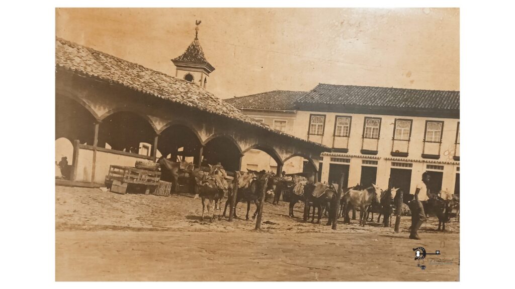 Foto da década de 70 com movimento do tropeirismo no Mercado Velho- atual Centro Cultural Davi Ribeiro