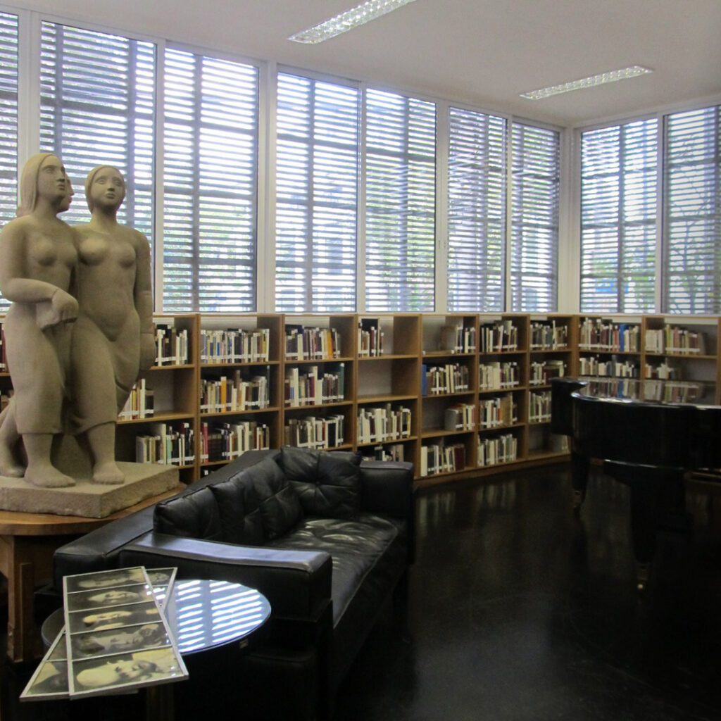 Biblioteca do Museu Lasar Segall, com livros em estantes e escultura produzida pelo artista