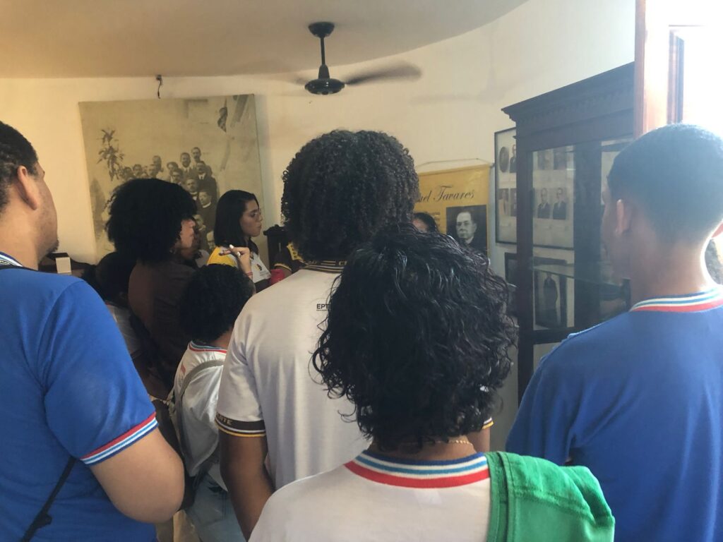 Visita mediada para estudantes da rede pública municipal e estadual.