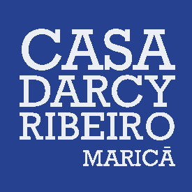 Logo da "Casa Darcy Ribeiro Maricá" em branco, num fundo azul.