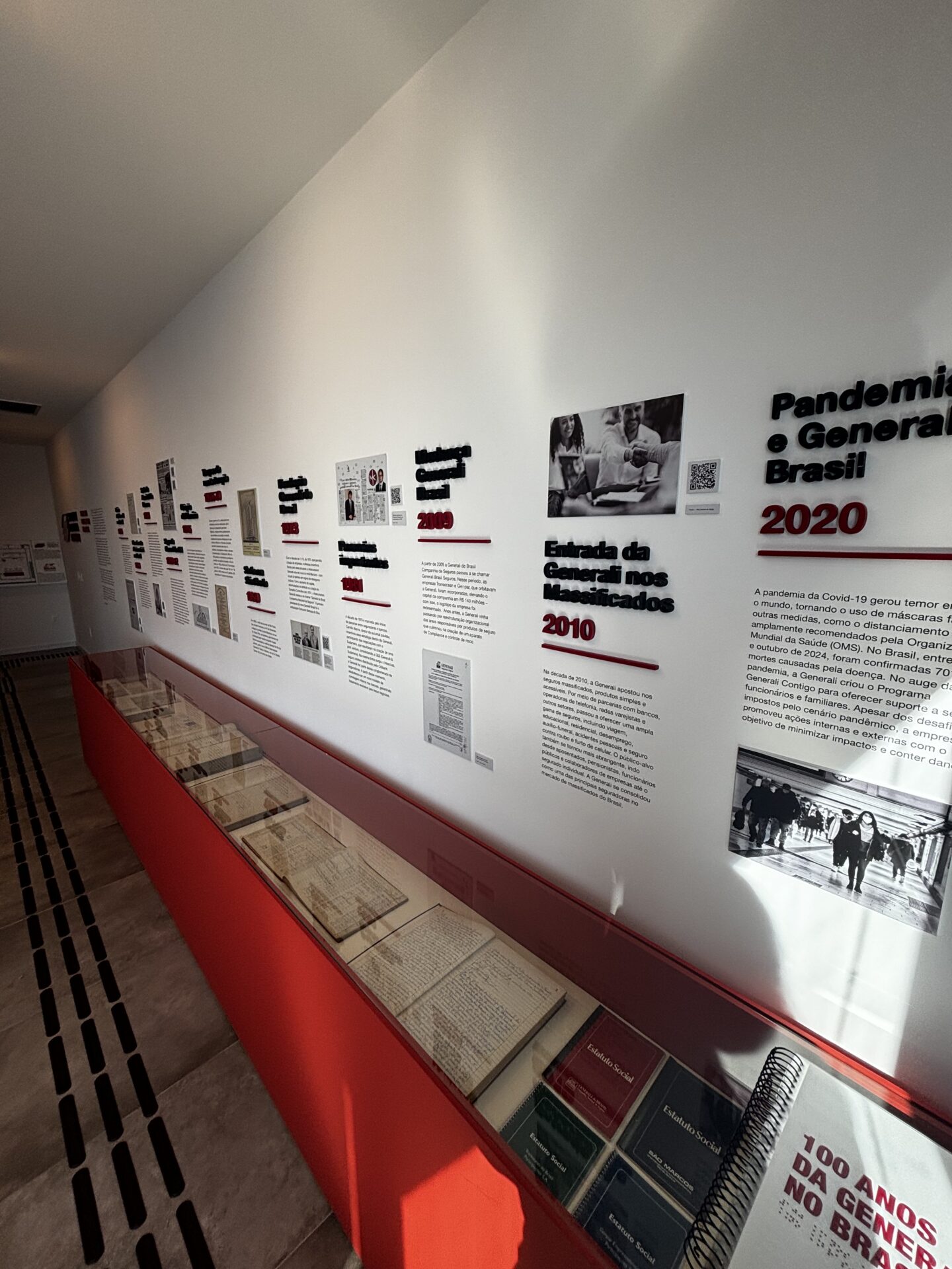 Acessibilidade é nossa prioridade! Nosso Espaço Memória foi projetado para ser totalmente acessível garantindo que todos possam aproveitar a experiência. Estamos comprometidos em criar um ambiente inclusivo para todos.