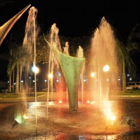Escultura "VELAS AOVENTO" de Henrique de Aragão/2009 “Pai, Filho e Espírito Santo, que enchem a gente de esperança, de luz e de liberdade, e que ficam lá… não movem os pés do lugar, fica amando…” Dessa forma Henrique definiu a obra. “Velas ao Vento” (ou popularmente conhecida como a fonte) é um dos cartões postais da cidade e um ótimo cenário para fotografias principalmente dos recém-casados. De dia as águas dançam refletindo a luz do sol, ao cair da noite a luz solar dá espaço para os canhões de luz colorida que pintam água e mudam a aura e encanto da obra.