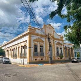 O imponente casarão de fachada amarela chama a atenção de quem passa pela rua Doutor João do Monte, no Centro de Sobral. O que poucos sabem é que o palacete guarda relíquias e memórias de uma das famílias sobralenses mais tradicionais.