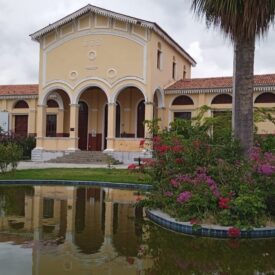 Primeiro, foi uma Estação Ferroviária inaugurada em 1882, que muito contribuiu para o crescimento socio-economico de Sobral e de outros municípios. Funcionou com trens de passageiros até 1988, a partir daí, somente com trens cargueiros. Esse importante Patrimônio foi totalmente restaurado, modificado seu interior e preservando a parte externa em sua forma original, dando lugar ao que é hoje, um Equipamento Cultural da da cidade de Sobral, a Escola Raimundo Cela de Artes Visuais. O Espaço fica localizado no Parque Estação, que conta com amplo jardim, com fontes e lagos, perfeito para um passeio familiar. A Escola Raimundo Cela de Artes Visuais, foi criada para oferecer a comunidade, cursos de artes plásticas, artes visuais, audiovisuais, ocupação com exposições, dentre outras atividades promovidas pela Secretaria da Juventude e Cultura de Sobral, para proporcionar momentos felizes para a comunidade.