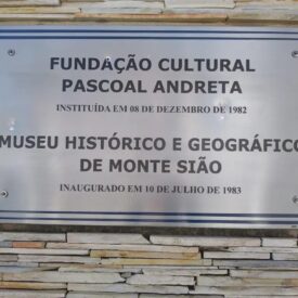 Placa metálica com o nome do Museu