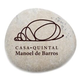 A Casa Quintal Manoel de Barros está aberta à visitação pelo público. A Casa em que o poeta e sua esposa Stella de Barros conviveram em família e receberam a visita de inúmeras personalidades está aberta ao público, que agora tem a oportunidade de conhecer o ambiente doméstico do escritor e ter contato com a intimidade do seu ambiente de trabalho e suas principais interlocuções estéticas.