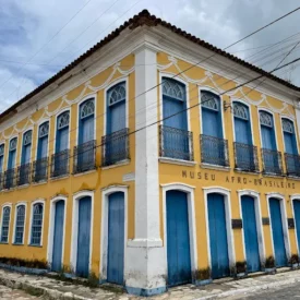 O espaço também conta com exposições fixas no primeiro andar, que destacam a religiosidade afro-brasileira laranjeirense. Elas incluem instrumentos e fotografias de líderes religiosos, além de elementos que representam os Orixás, como símbolos, indumentárias, informações sobre cores, saudações e domínios. O Museu Afro-Brasileiro de Sergipe transcende seu papel como repositório histórico. As atividades educativas realizadas no espaço conscientizam os visitantes sobre a importância da cultura afrodescendente por meio de visitas guiadas, palestras e oficinas. Estudantes de todo o estado têm conhecido mais de perto a história sergipana, vivenciando na prática o que aprendem em sala de aula.